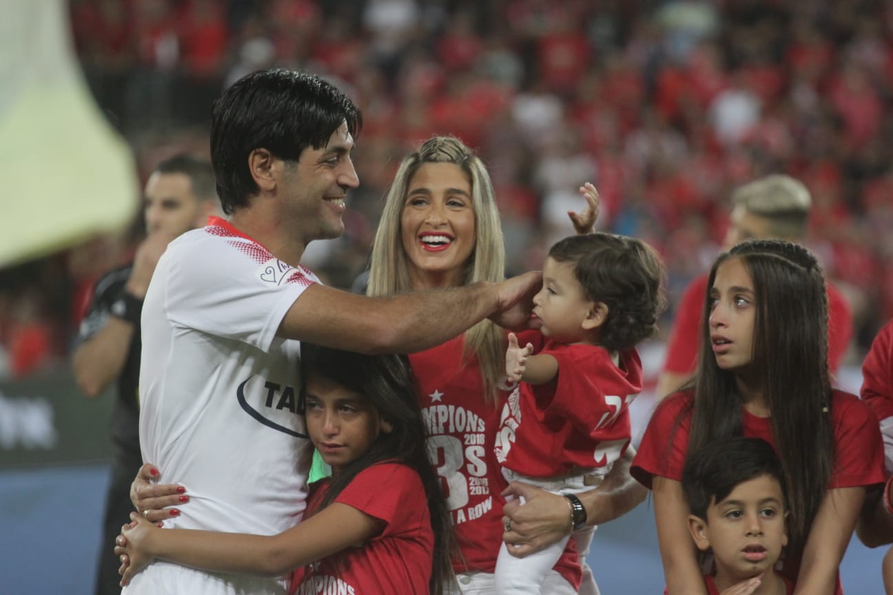 אליניב ברדה חוגג עם רעייתו וילדיו. 